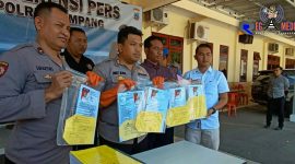 Konferensi pers kasus tipikor pembangunan RKB SMPN 2 Ketapang, di Mapolres Sampang.