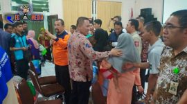 Bupati Sampang (H. Slamet Junaidi) menemui para korban kerusuhan Wamena asal Sampang.
