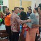 Bupati Sampang (H. Slamet Junaidi) menemui para korban kerusuhan Wamena asal Sampang.