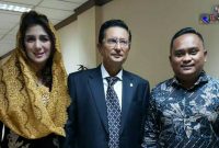 Fadel Muhammad pose bersama istri Hana Hasanah dan Tim Kerja Daerah Wahyu Kiki Palindrung.