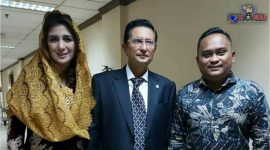 Fadel Muhammad pose bersama istri Hana Hasanah dan Tim Kerja Daerah Wahyu Kiki Palindrung.