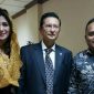Fadel Muhammad pose bersama istri Hana Hasanah dan Tim Kerja Daerah Wahyu Kiki Palindrung.