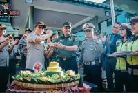 Polres Lumajang berikan suprise kepada Kodim 0821 Lumajang dalam rangka HUT TNI yang ke 74.