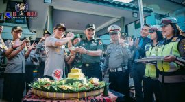 Polres Lumajang berikan suprise kepada Kodim 0821 Lumajang dalam rangka HUT TNI yang ke 74.