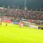 Berlangsungnya pertandingan Madura United menjamu Persib Bandung di Stadion Gelora Bangkalan.