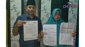 Istri Erliyanto didampingi kuasa hukumnya Subaidi SH saat melakukan pengaduan di kantor LBH Pusara, terkait gugatan pengembalian uang gagal sewa lahan terhadap PT Garam 2 Pamekasan.