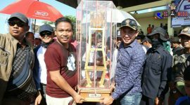 Ahmad Hakiki pemilik sapi kerap (Jet Matic) tengah memegang Piala Presiden Kerapan Sapi 2019, dengan Wakil Bupati Sampang H. Abdullah Hidayat.