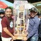 Ahmad Hakiki pemilik sapi kerap (Jet Matic) tengah memegang Piala Presiden Kerapan Sapi 2019, dengan Wakil Bupati Sampang H. Abdullah Hidayat.
