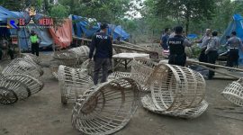 Kepolisian Resort Lumajang saat menggrebek dan bongkar tempat judi sabung ayam di Mlawang, Klakah, Lumajang.