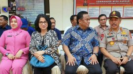 Wakil Ketua DPR RI (Rachmad Gobel) terlihat tengah berbincang-bincang dengan Kapolda Gorontalo (Rachmad Fudail) saat berkunjung ke Mapolda Gorontalo.
