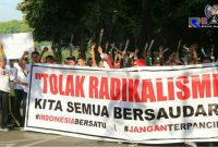 Ratusan masyarakat Lumajang saat gelar aksi turun jalan tolak radikalisme.