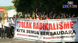 Ratusan masyarakat Lumajang saat gelar aksi turun jalan tolak radikalisme.