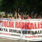 Ratusan masyarakat Lumajang saat gelar aksi turun jalan tolak radikalisme.
