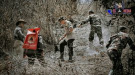 Kapolres Lumajang (AKBP. M. Arsal Sahban) dan anggota TNI serta pihak BPBD tengah mencoba memadamkan sisa api yang manghanguskan lahan Argosari.