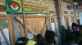 Puluhan massa pendukung dari salah satu Bacakades  menyegel kantor P2KD Banjar Talela.