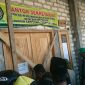 Puluhan massa pendukung dari salah satu Bacakades  menyegel kantor P2KD Banjar Talela.