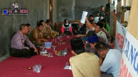 Salah satu Bakal Calon Kepala Desa (Bacakades) Panggung (Mat Tinggal) menunjukkan Surat Keputusan (SK) penetapan Cakades oleh P2KD yang diduga tidak transparan dan terkesan tidak netral.