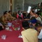 Salah satu Bakal Calon Kepala Desa (Bacakades) Panggung (Mat Tinggal) menunjukkan Surat Keputusan (SK) penetapan Cakades oleh P2KD yang diduga tidak transparan dan terkesan tidak netral.