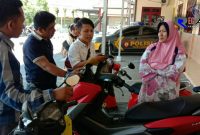 Korban curanmor saat melihat motornya di Mapolres Sampang, sebelum konferensi pers.