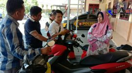 Korban curanmor saat melihat motornya di Mapolres Sampang, sebelum konferensi pers.
