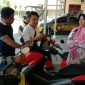Korban curanmor saat melihat motornya di Mapolres Sampang, sebelum konferensi pers.