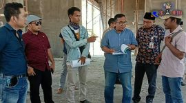 Komisi III DPRD Sampang saat sidak pembangunan kantor Dekranasda.