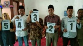 Kelima Calon Kepala Desa (Cakades) Rapa Laok pose bersama dikantor P2KD Rapa Laok, saat penetapan Bacakades menjadi Cakades.