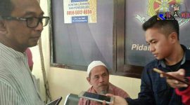 Abd. Hafid, Pendamping H. Samsuri saat diwawancara awak media pada saat  melapor ke Mapolres Bangkalan.
