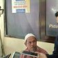 Abd. Hafid, Pendamping H. Samsuri saat diwawancara awak media pada saat  melapor ke Mapolres Bangkalan.