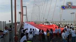 Pembentangan bendera merah putih di tol Suramadu.