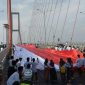 Pembentangan bendera merah putih di tol Suramadu.