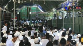 Suasana saat berlangsungnya acara haul akbar KH. Abd. Malik Baidhowi yang ke 24, tampak ribuan alumni dan simpatisan padati halaman Pon-Pes Al Ihsan Jrangoan, Omben. 