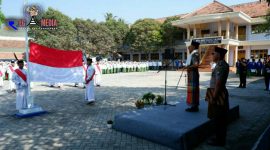 Kapolres Lumajang (AKBP. M. Arsal Sahban) saat memimpin upacara peringatan Hari Santri Nasional di Pondok Pesantren Miftahul Ulum.