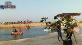 Suasana Pantai Biru di sore hari.