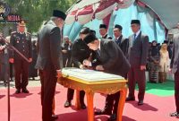 Di samping makam rato ebu, Bupati Sampang (H. Slamet Junaidi) pimpin langsung mutasi dan pelantikan 11 pejabat tinggi Pemkab Sampang.