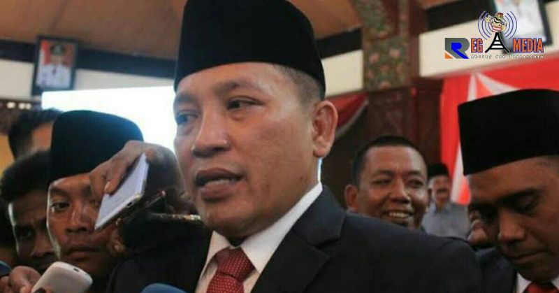 Bupati Sampang (H. Slamet Junaidi) saat diwawancara awak media.
