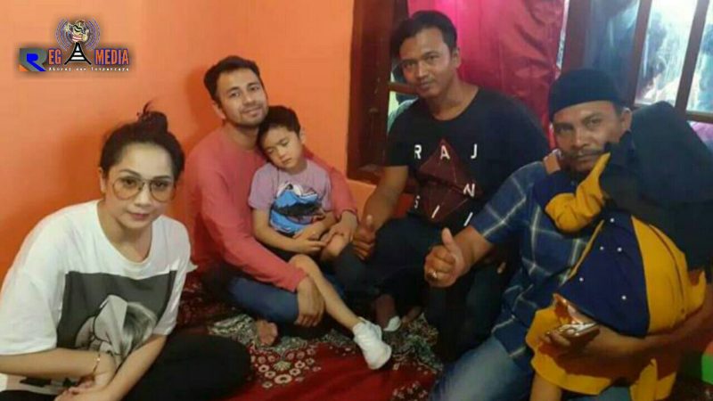 Kepala Desa Klobur Abd. Somad (kanan) pose bersama Raffi Ahmad, Nagita Slavina dan Rafathar.