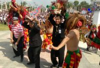 Bupati Blitar (Drs, H. Rijanto, MM) dan Kepala Cabang Dinas Pendidikan Provinsi Jawa Timur wilayah Kabupaten/ Kota Blitar saat memainkan tari barong ciri Khas Blitar.