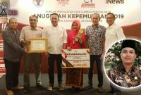Musaiyana, didampungi Bupati dan Wakil Bupati Sampang saat menerima raihan juaran II pemuda pelopor nasional.