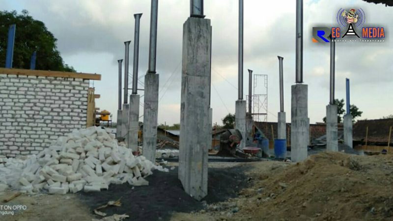 Kondisi pengerjaan proyek pembangunan Pasar Sentol, Kecamatan Kedungdung, Sampang.
