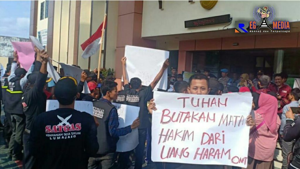 Sidang Kasus Q-Net, Masyarakat Demo PN Lumajang