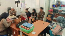 Sejumlah pasangan bukan buhrim saat diamankan di kantor Satpol PP setelah terjaring razia.