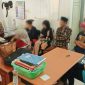 Sejumlah pasangan bukan buhrim saat diamankan di kantor Satpol PP setelah terjaring razia.