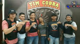 Pelaku curanmor (tengah) di Pasar Jatiroto saat diamankan di Markas Tim Cobra Polres Lumajang.
