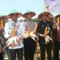 Foto bersama pada saat panen raya jagung inovasi UTM di Desa Duko Tambin