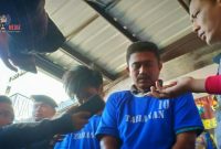 Tersangka inisial M dan anaknya inisial MI tertunduk malu saat digelandang ke Mapolres Bangkalan saat konferensi pers.