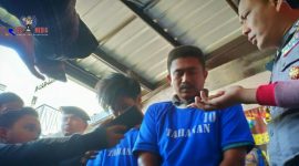 Tersangka inisial M dan anaknya inisial MI tertunduk malu saat digelandang ke Mapolres Bangkalan saat konferensi pers.