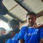 Tersangka inisial M dan anaknya inisial MI tertunduk malu saat digelandang ke Mapolres Bangkalan saat konferensi pers.