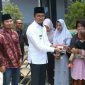 Secara simbolis Bupati Bangkalan (R. Abd. Latif Amin Imrom) memberikan kartu e-Warung kepada masyarakat penerima  manfaat di Desa Lerpak.