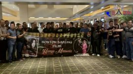 Keluarga besar Polres Bangkalan pose bersama setelah selesai Nobar di Bioskop Galaxi XXI Kota Surabaya